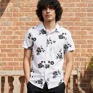 Hollister Men's L Short Sleeve Button Shirt Epic Flex Stretch White Black Roses